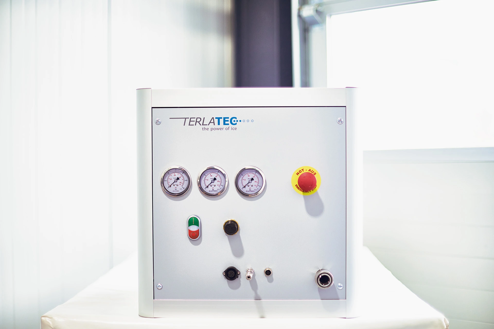 CO₂ Schneestrahlen – Rückstandsfreie Schneestrahlreinigung 7 Automatisierbares CO₂ Schneestrahlgerät für industrielle Produktionslinien